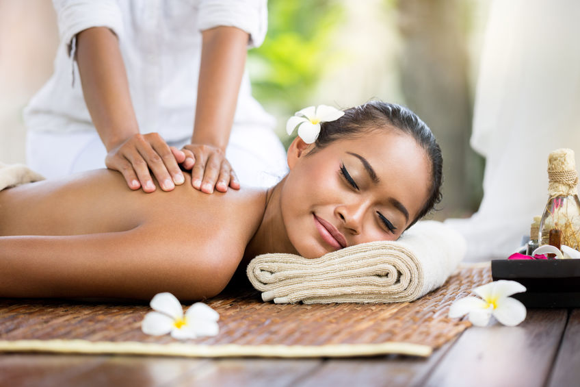 massage mit kräuterstempel