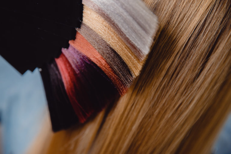 Kunsthaar als Haarersatz: Worauf sollte man bei der Wahl einer Perücke achten?