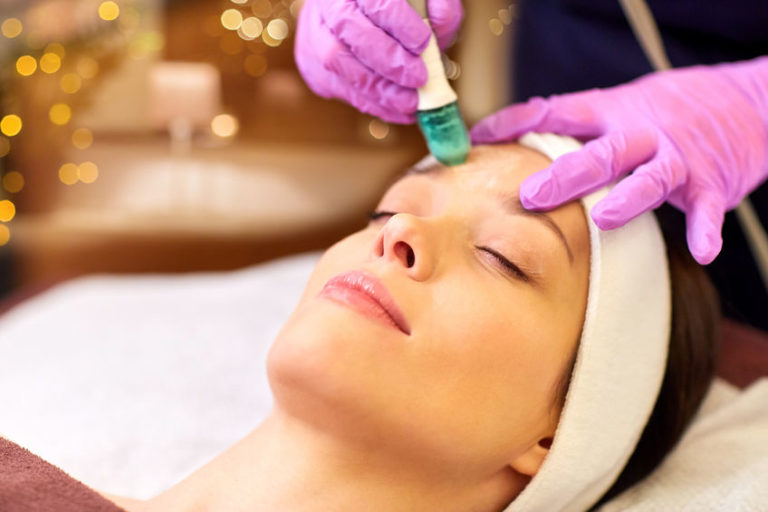 Microdermabrasion gegen Faltenbildung: Anwendung und Wirkung