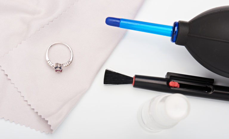 Silberschmuck reinigen: Tipps und geeignete Hausmittel