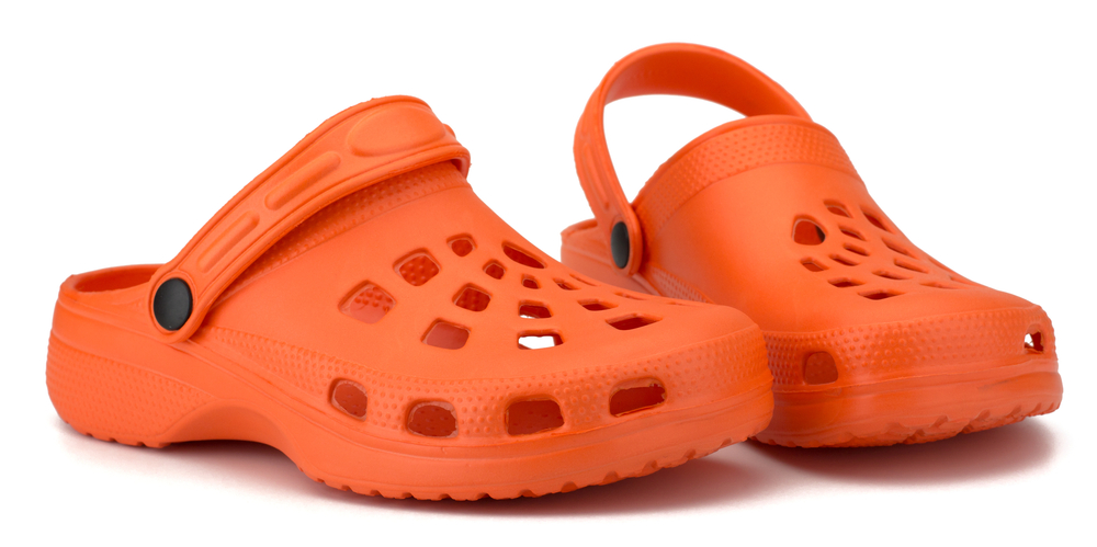 rote schuhe crocs