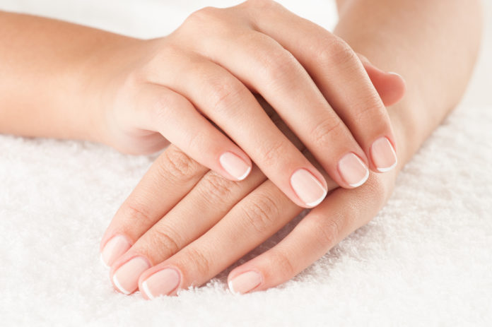 Schwarze Striche unter dem Fingernagel