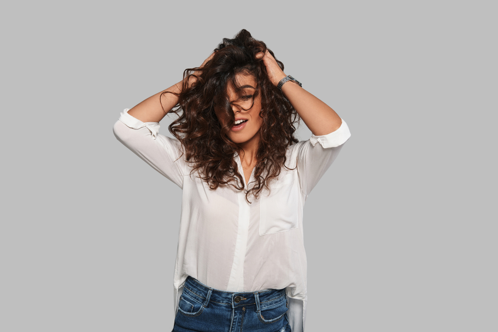 frau mit schönen locken