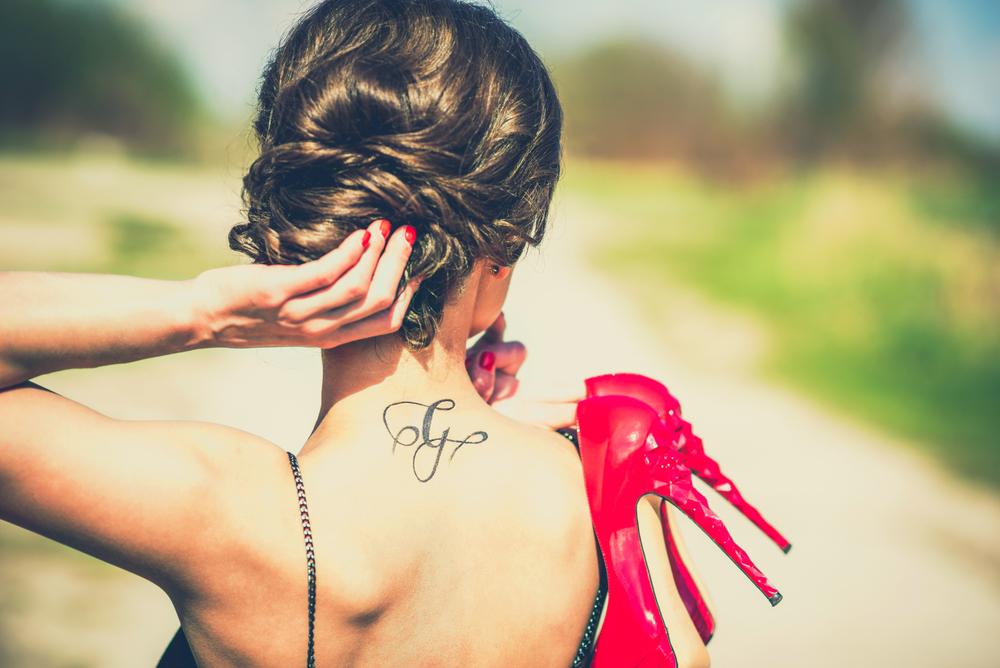 Filigrane Tattoos für den Nacken
