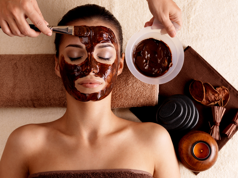 behandlung mit maske aus schokolade