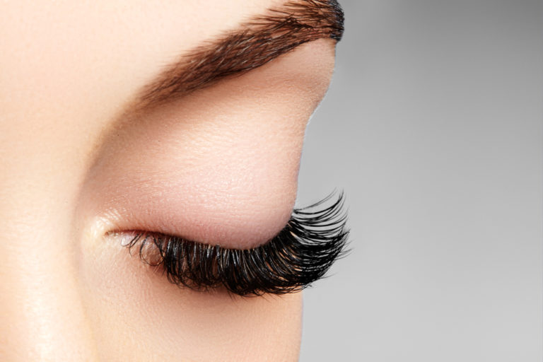 Augenschlag zum Verlieben: Tipps für längere Wimpern