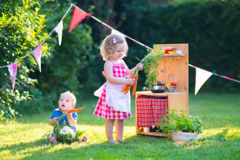 Spiel mit Sand und Wasser: Matschküchen für Kinder