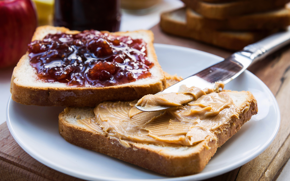 erdnussbutter auf toast