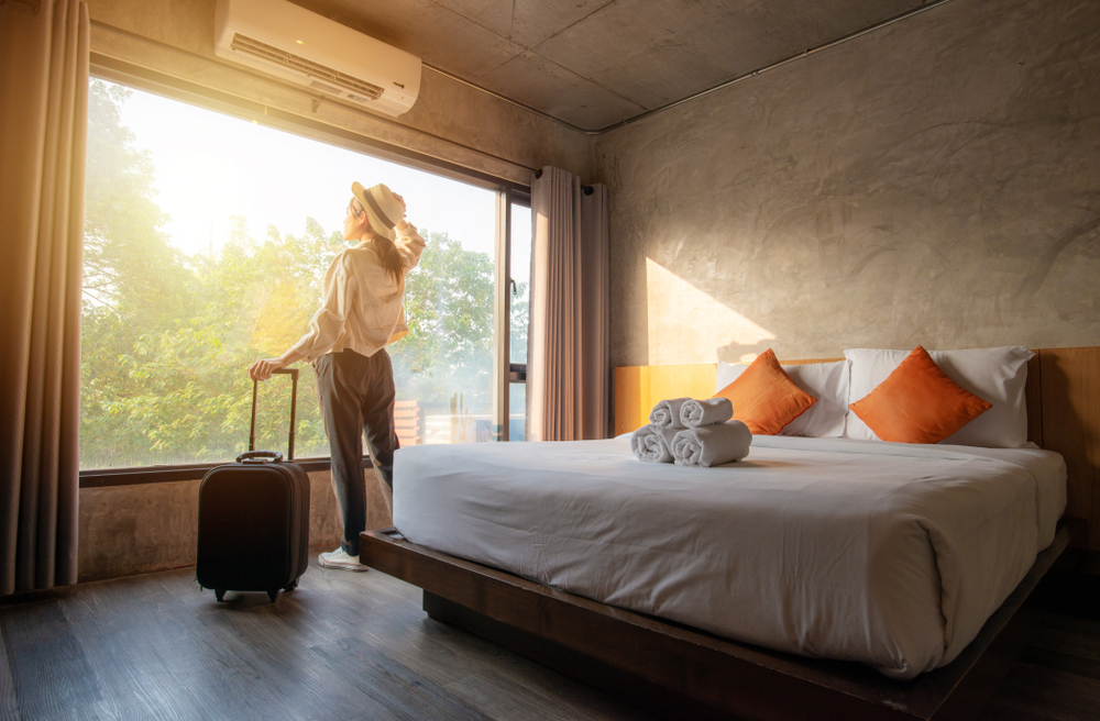 frau im hotelzimmer