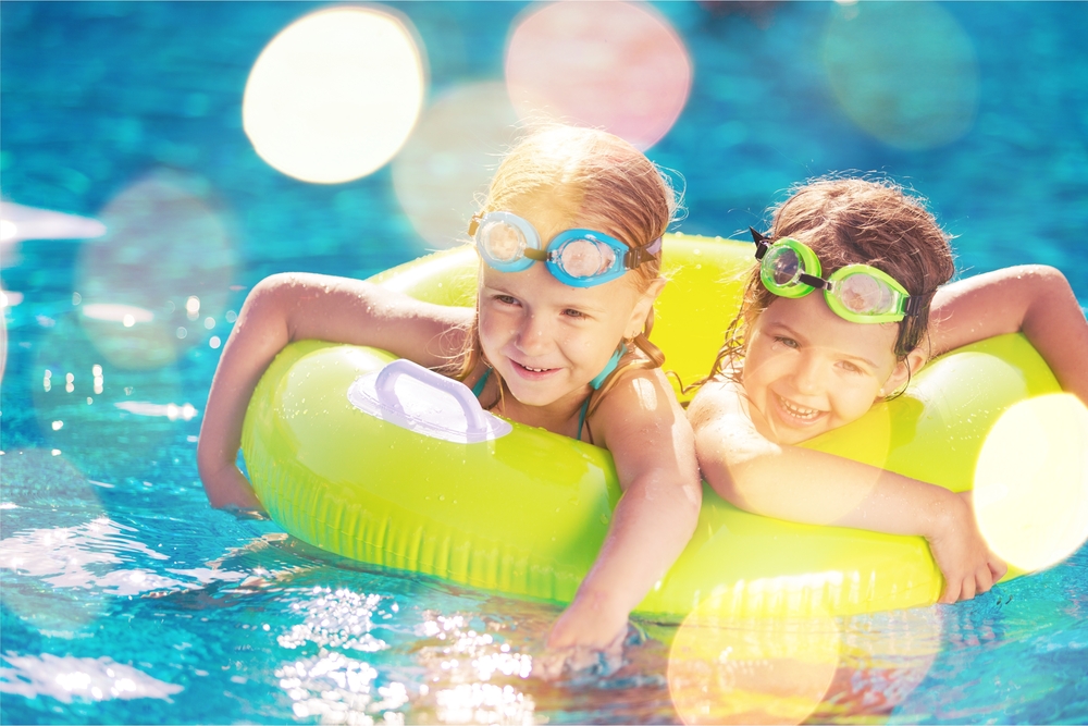 kinder im pool