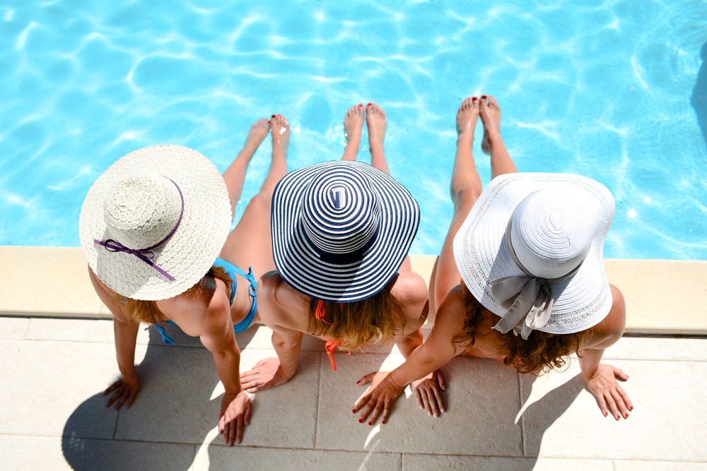 freunde machen urlaub in clubanlage