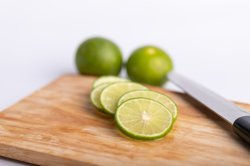 limetten in scheiben schneiden