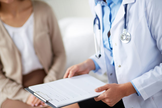 Fremdkörpergefühl unter dem rechten Rippenbogen: Ursachen & Therapie