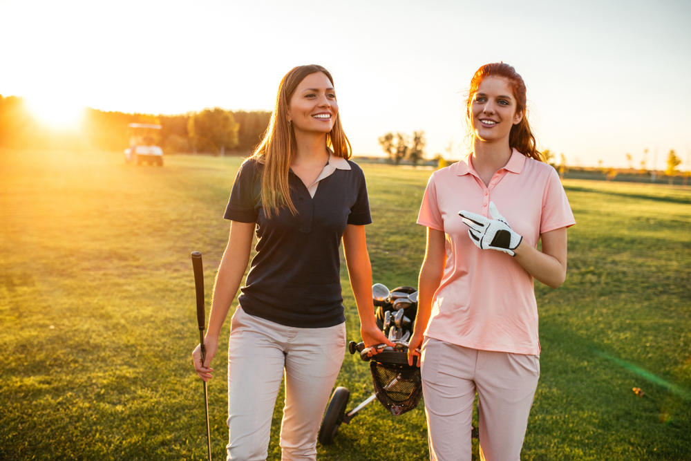 frauen machen golf ferien