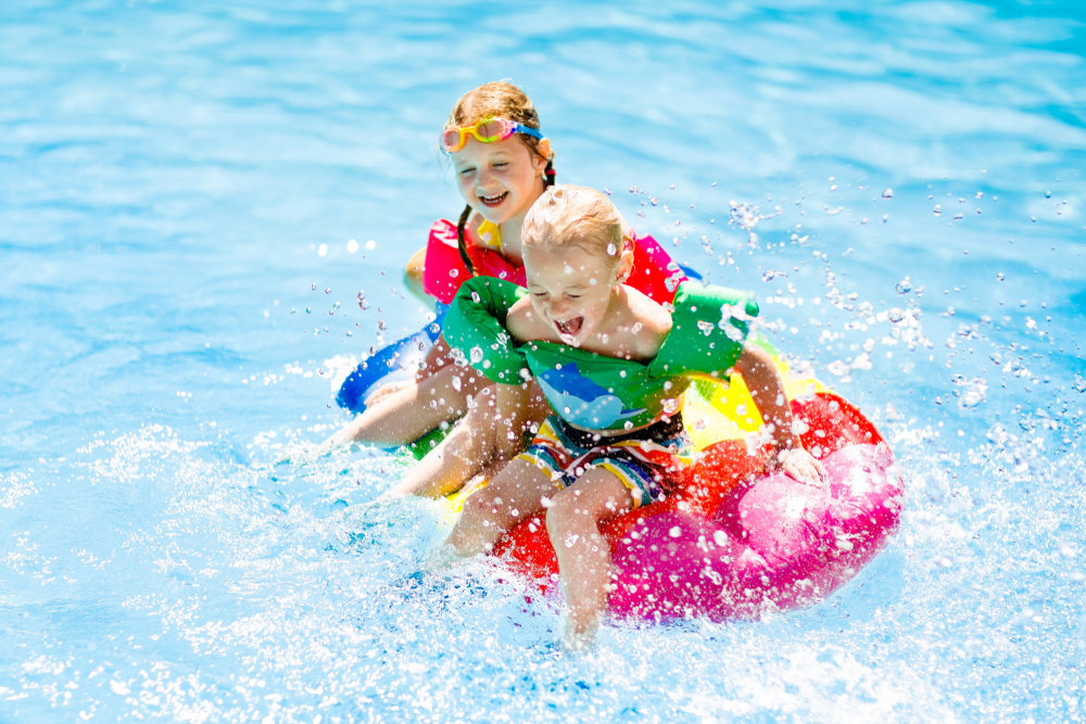 kinder haben spaß im pool