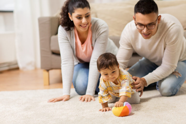 Spielzeuge für Babys und Kleinkinder bis zum 18. Lebensmonat: Welche sind wirklich sinnvoll?