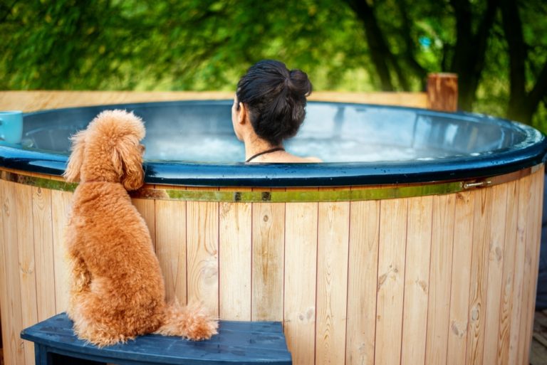 Hot Tub: Der Outdoorpool für das warme Bad unter freiem Himmel