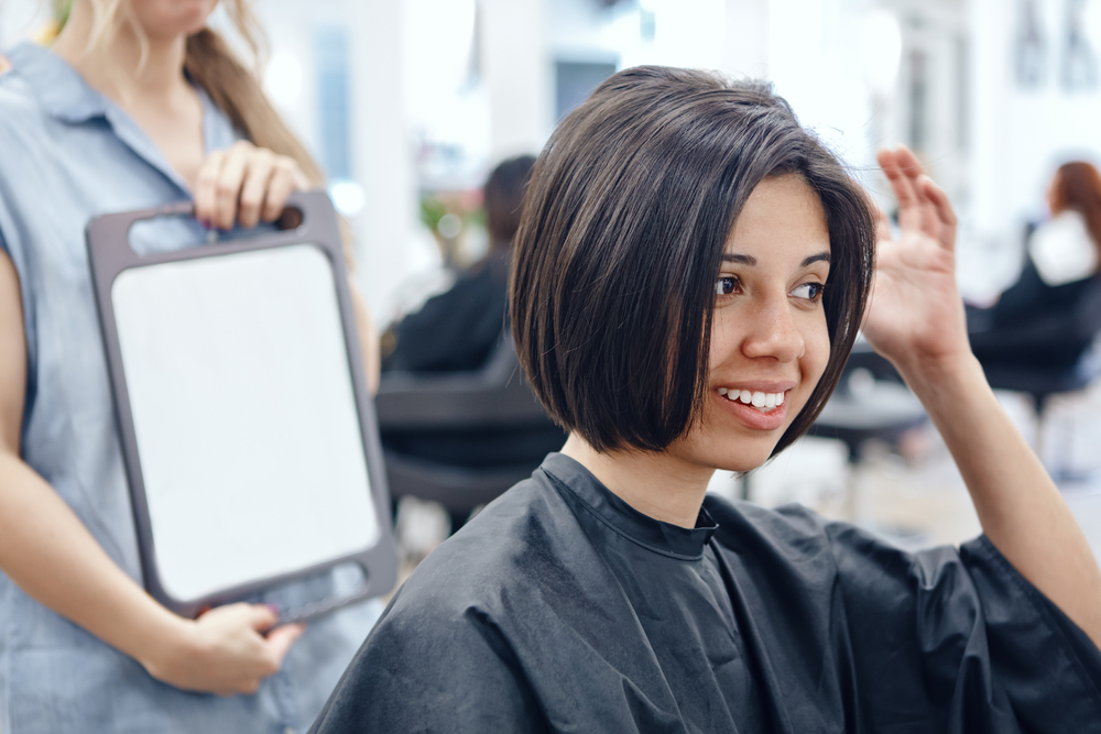 frau bei friseur