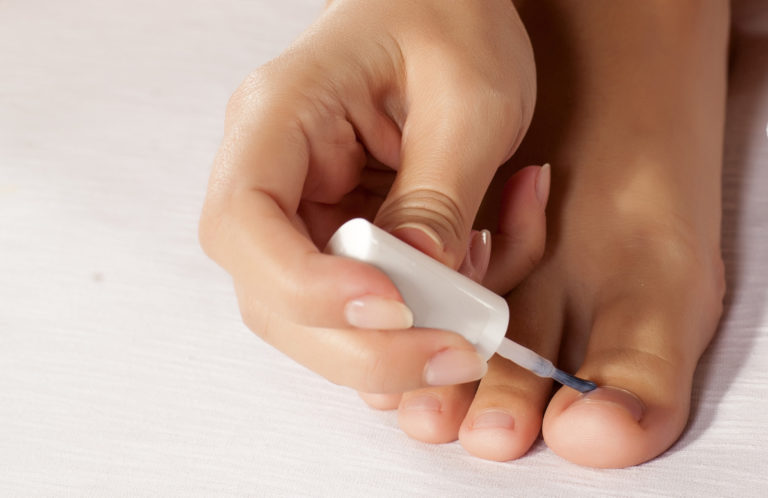 Nagelpilz erkennen und effektiv behandeln: Welche Möglichkeiten gibt es?
