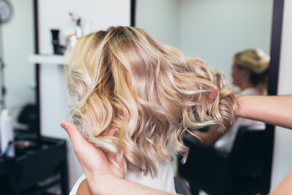 blonde frau beim friseur