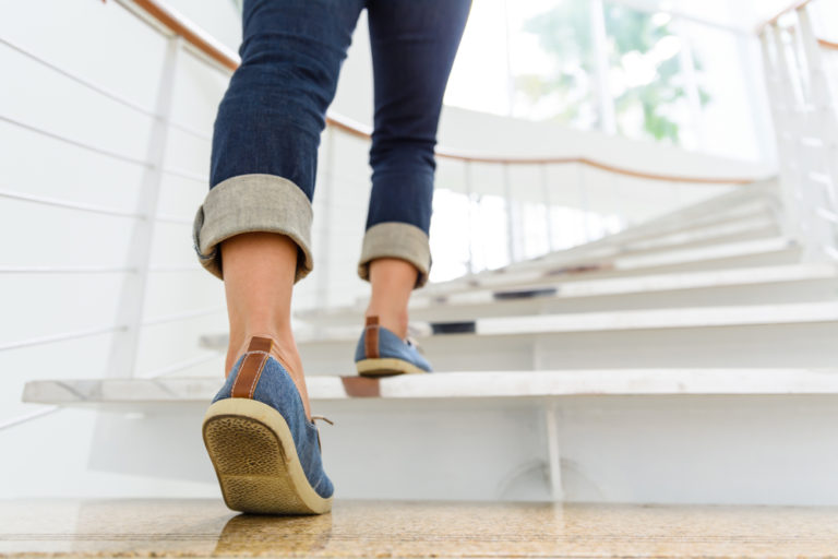 frau steigt treppe hinauf