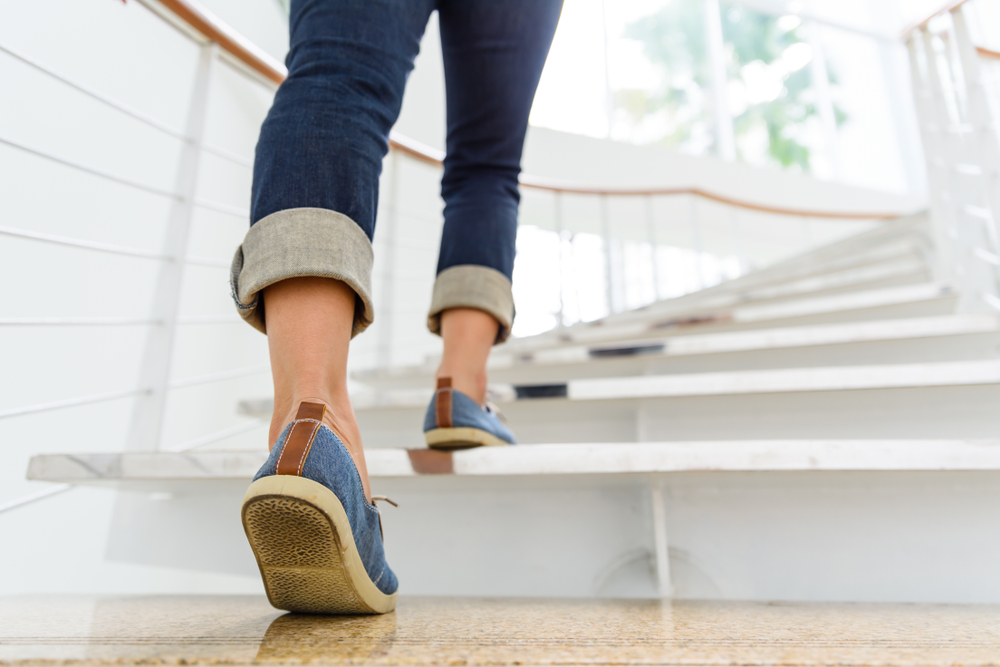 frau steigt treppe hinauf