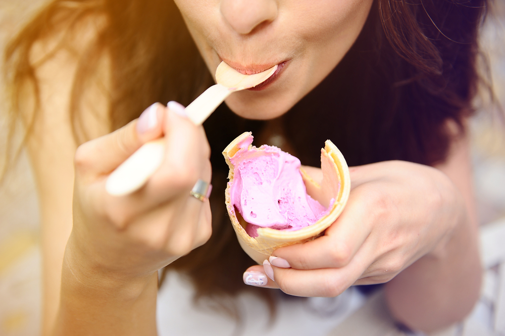 frau isst eis