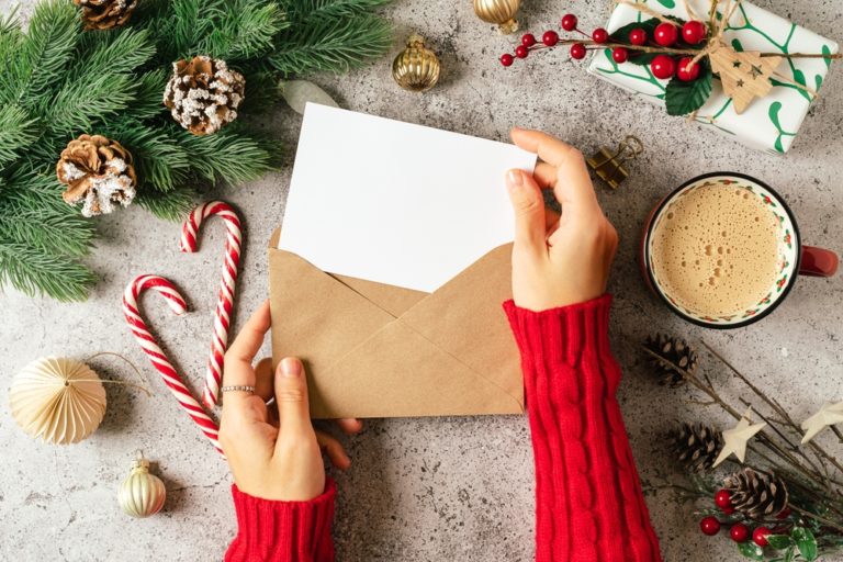 Weihnachtliche Grüße mit selbst gestalteten Karten versenden