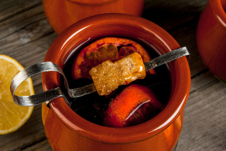 Feuerzangenbowle: Wenn der Zuckerhut überm Kessel brennt