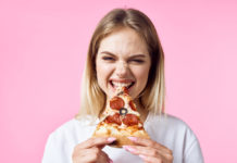 frau isst pizza