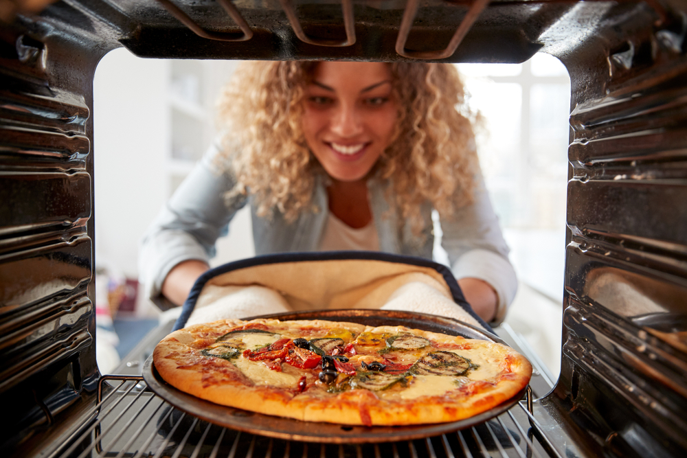 aufgetaute pizza im backofen