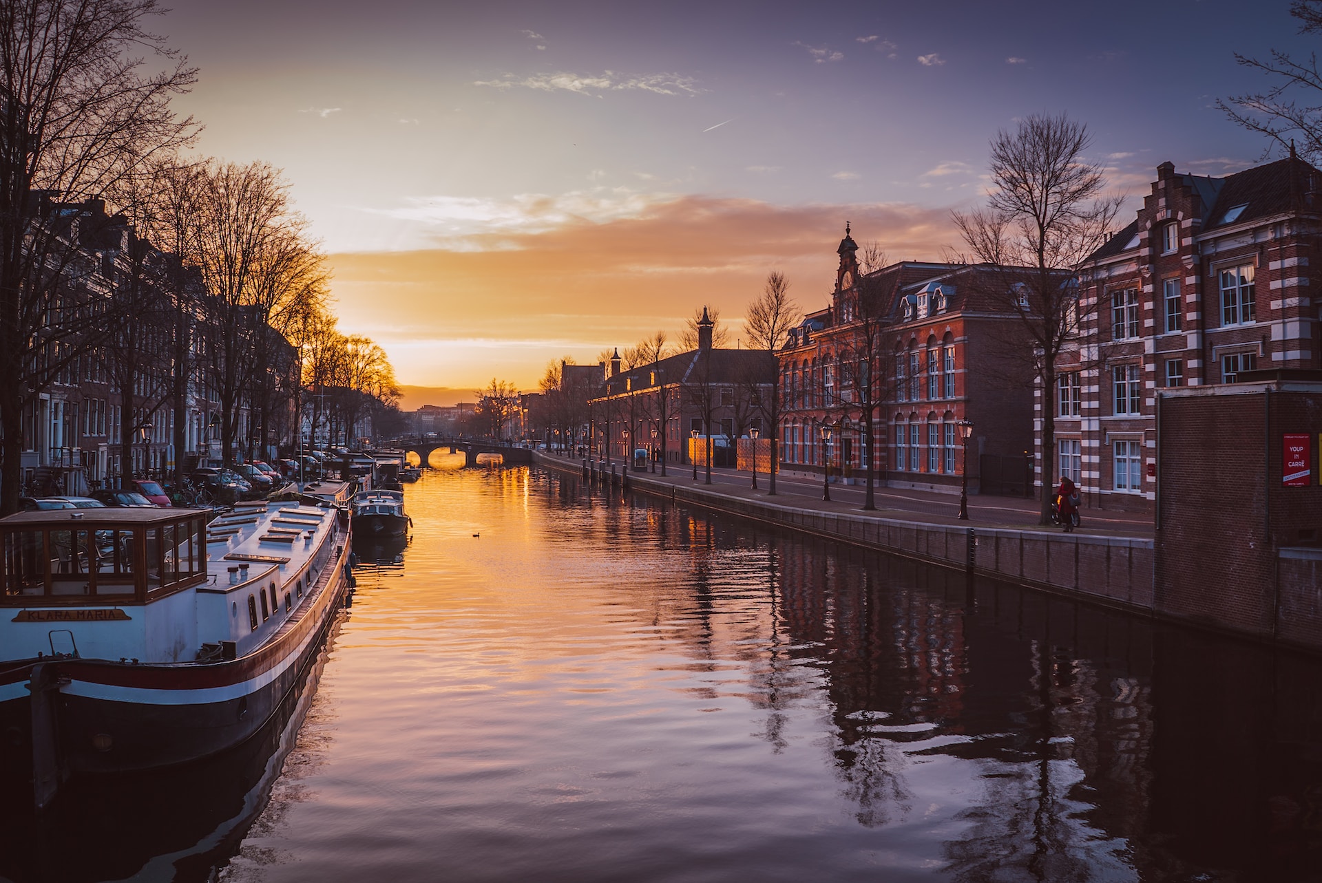 Die Amsterdamer Grachten sind wunderschön während einer Bootstour bei Sonnenuntergang