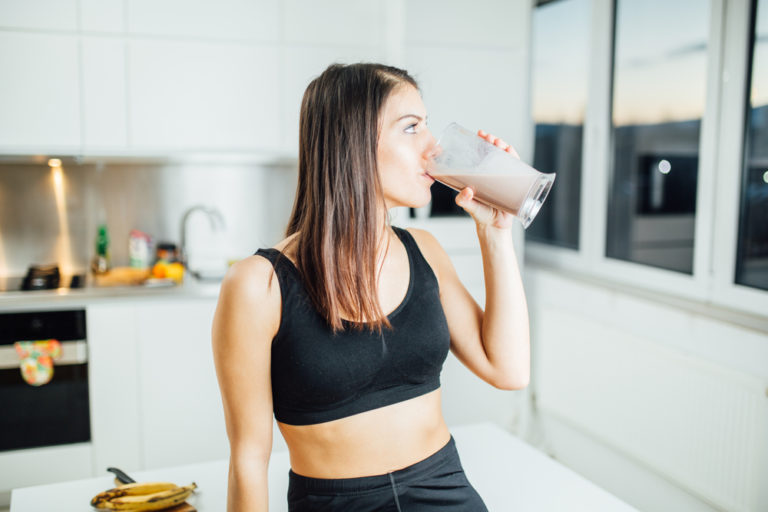Eiweiße tanken für bessere Leistung im Fitnessstudio