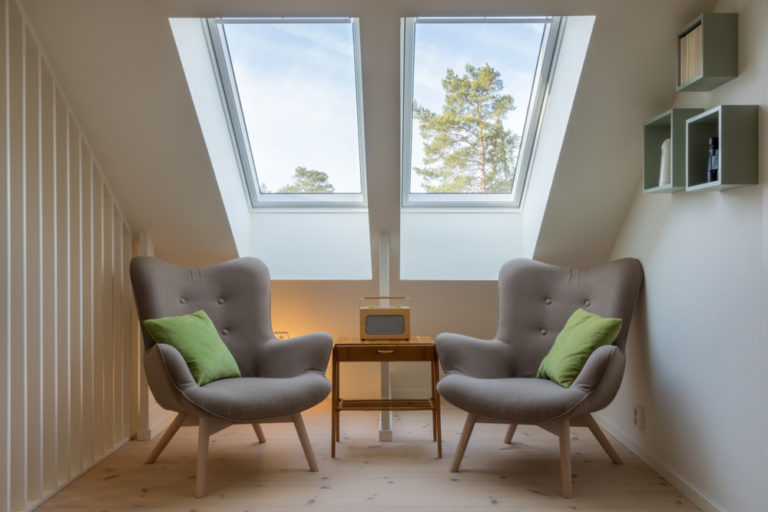 Wie große Dachfenster die Wohnung aufhellen und verschönern