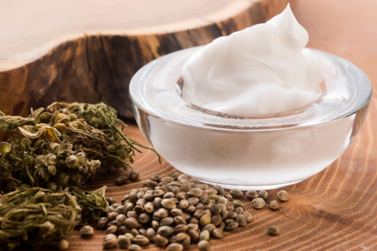 Kosmetik-Produkte mit CBD: Die Haut in Balance bringen