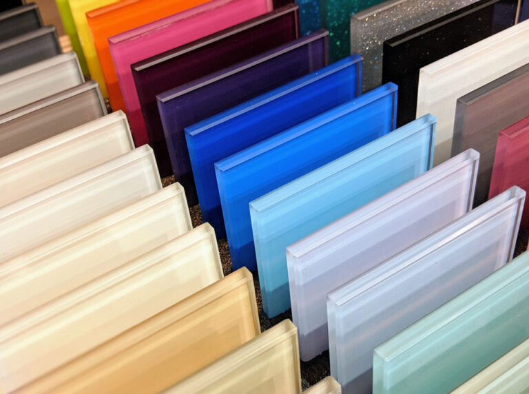 Acrylglas in Haus und Garten: Welche Eigenschaften hat der Glasersatz?