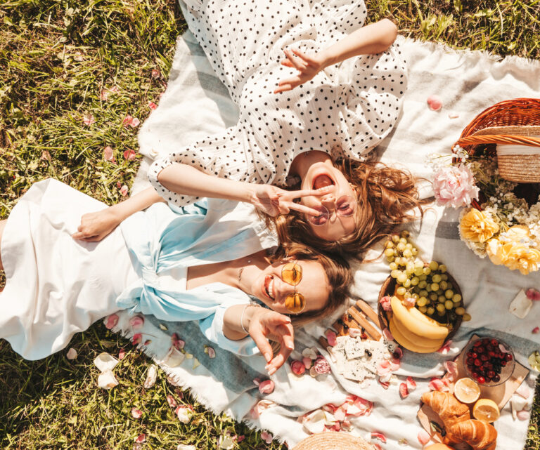 Freundinnen-Picknick veranstalten: 5 Ideen für einen unvergesslichen Nachmittag