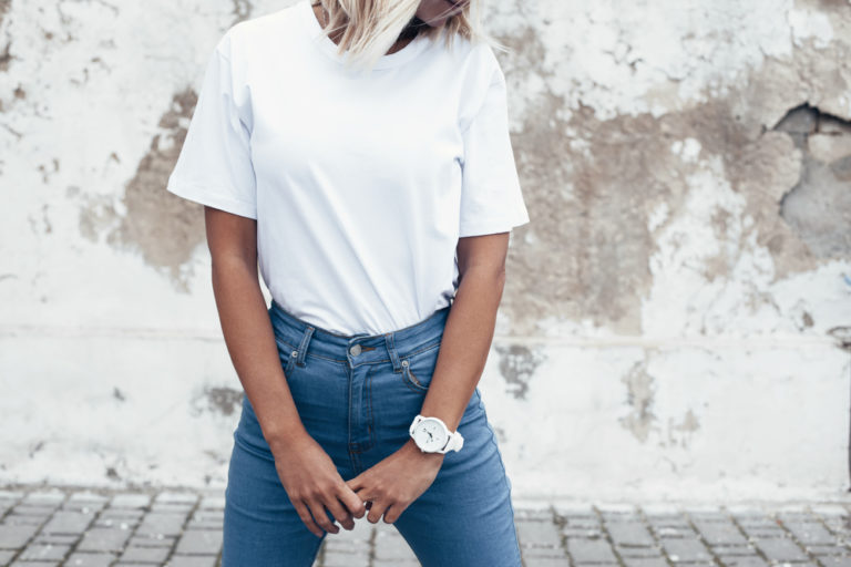 Frauenmode: 9 Möglichkeiten, ein T-Shirt zu kombinieren