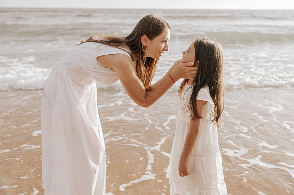mutter und kind am strand