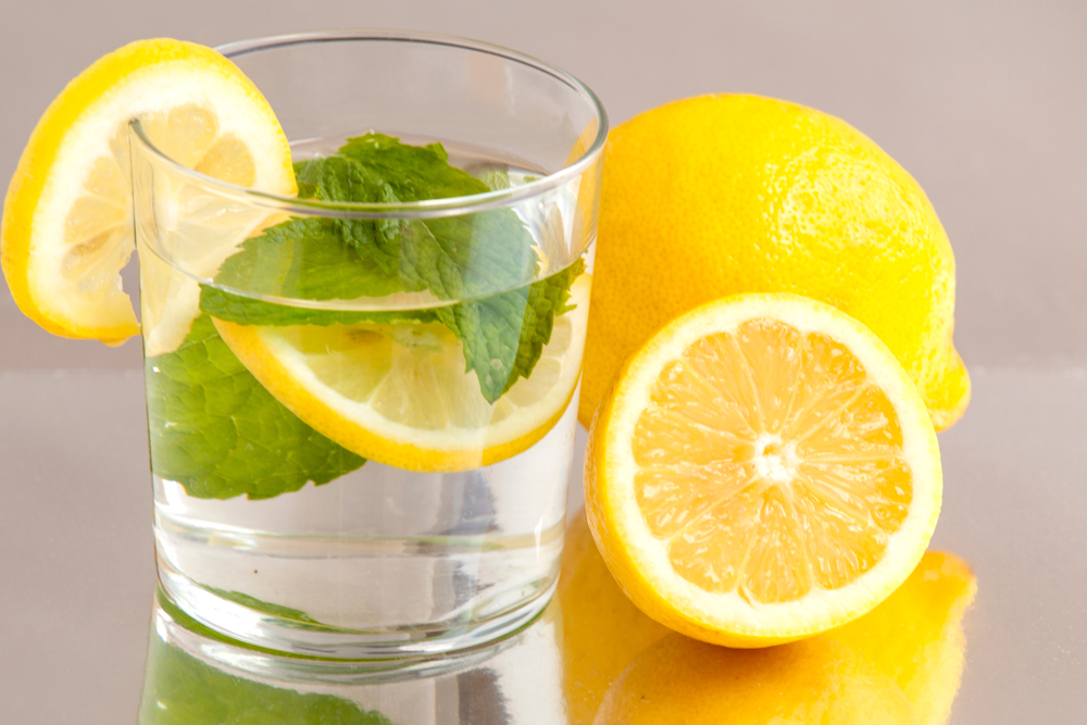 frische Zitrone und Minze in einem Glas Wasser