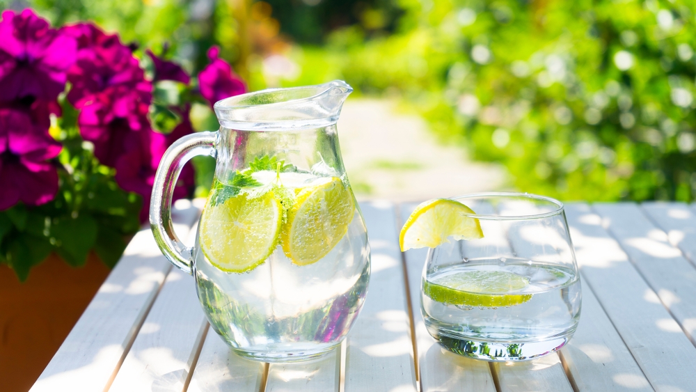 wasser mit zitrone