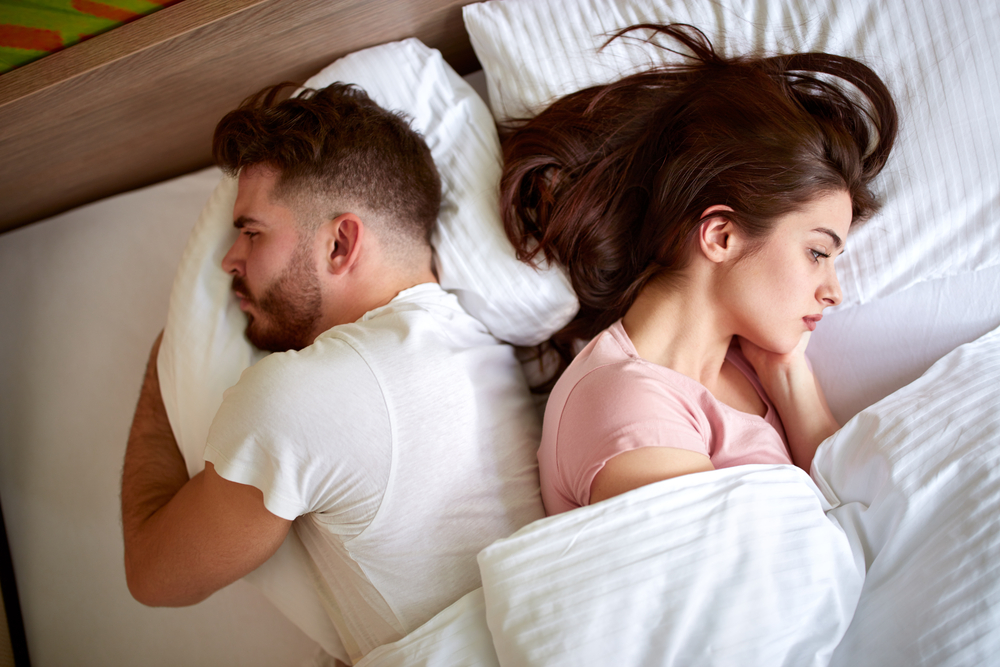 Paar mit Problemen bei der Beziehung im Bett