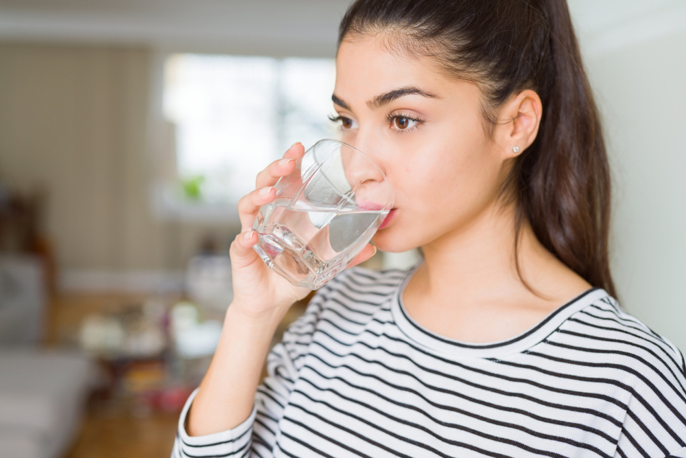 frau trinkt wasser