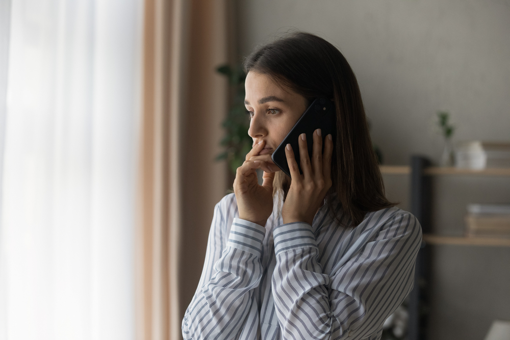 junge frau telefoniert