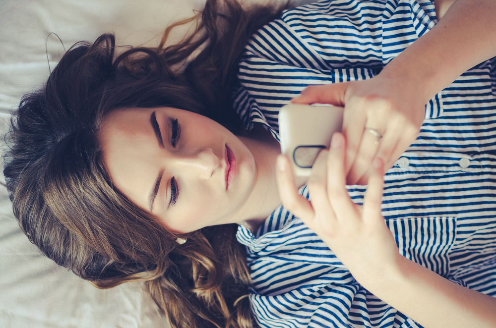 frau chattet mit smartphone