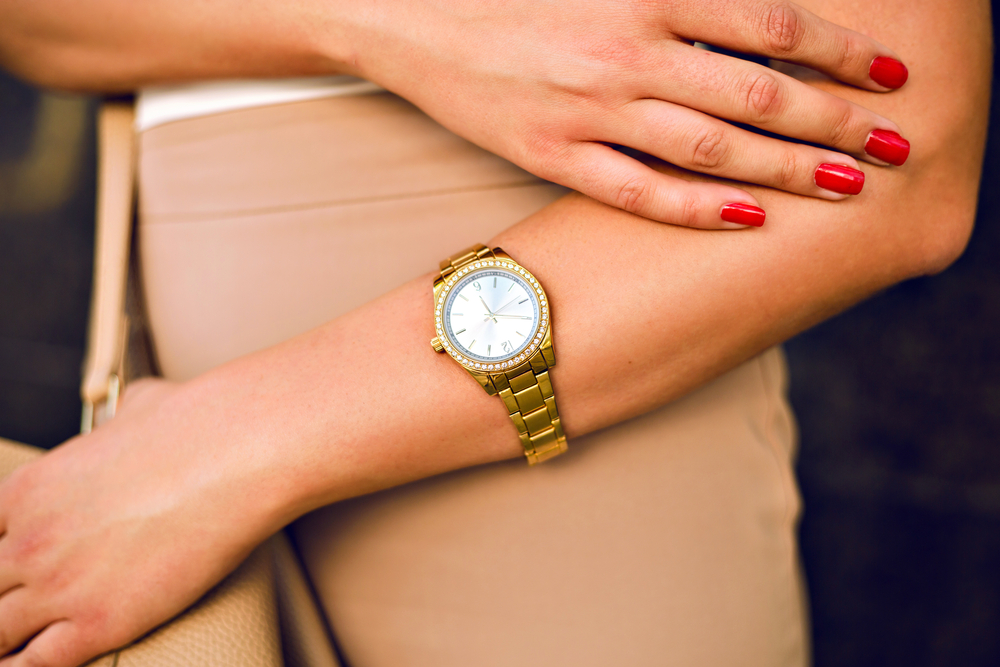 frau mit limitierter uhr