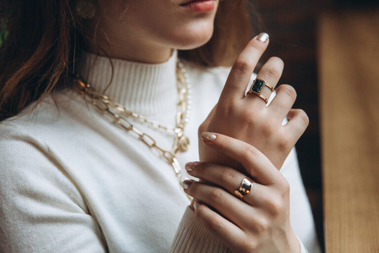 So lässt sich Schmuck mit Alltagsoutfits kombinieren