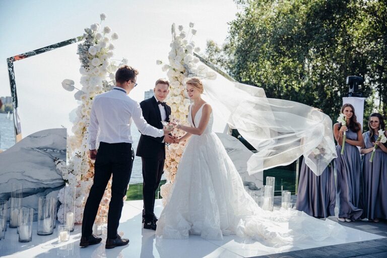 Hochzeitsskript: Wie ein Moderator Ihren Abend einzigartig gestalten kann