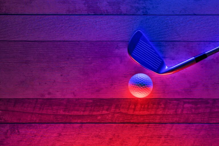 Familienzeit in München: Glow Golf in der Coool! Arena erleben
